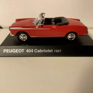 Peugeot 404 decappottabile rossa del 1967 (blister)