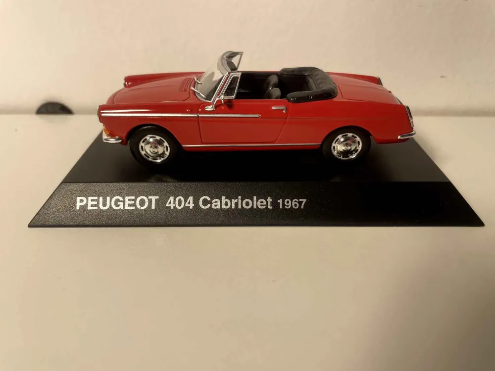 Peugeot 404 decappottabile rossa del 1967 (blister)