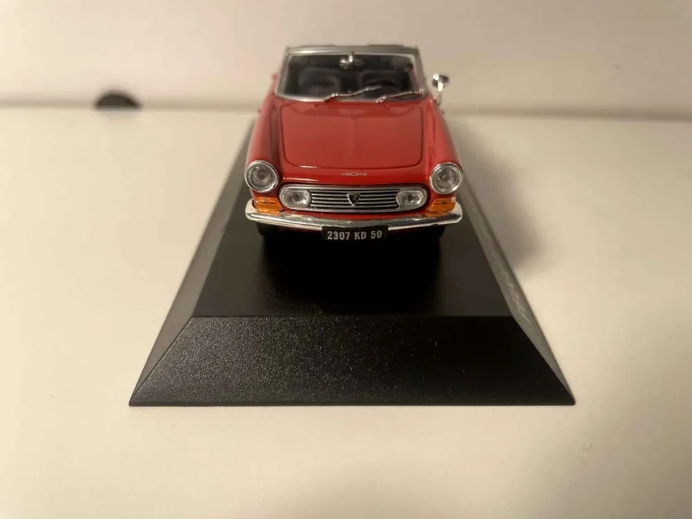 Peugeot 404 decappottabile rossa del 1967 (blister)