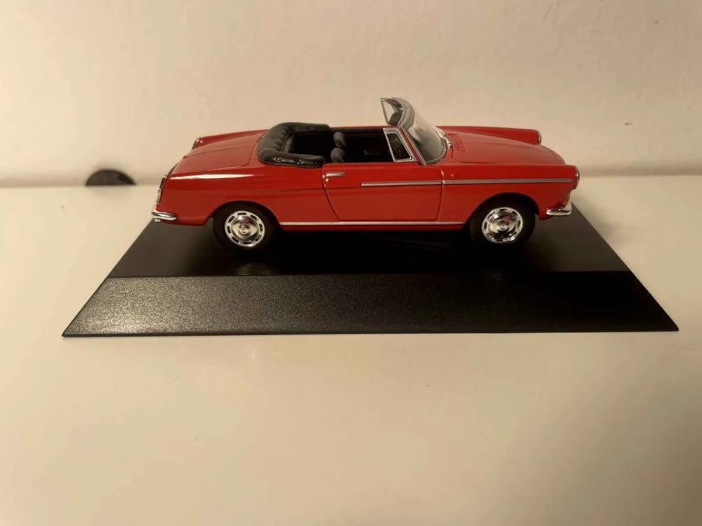 Peugeot 404 decappottabile rossa del 1967 (blister)