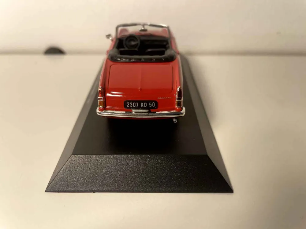 Peugeot 404 decappottabile rossa del 1967 (blister)