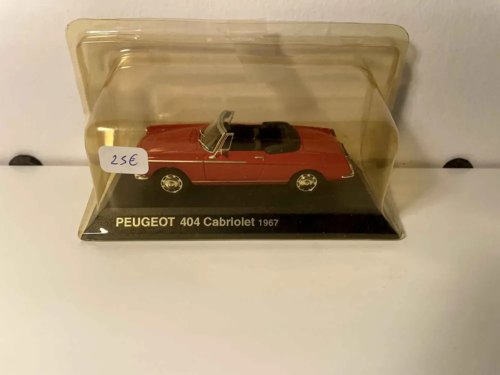 Peugeot 404 decappottabile rossa del 1967 (blister)