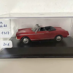 Peugeot 404 decappottabile rossa del 1967 (scatola plexiglas)