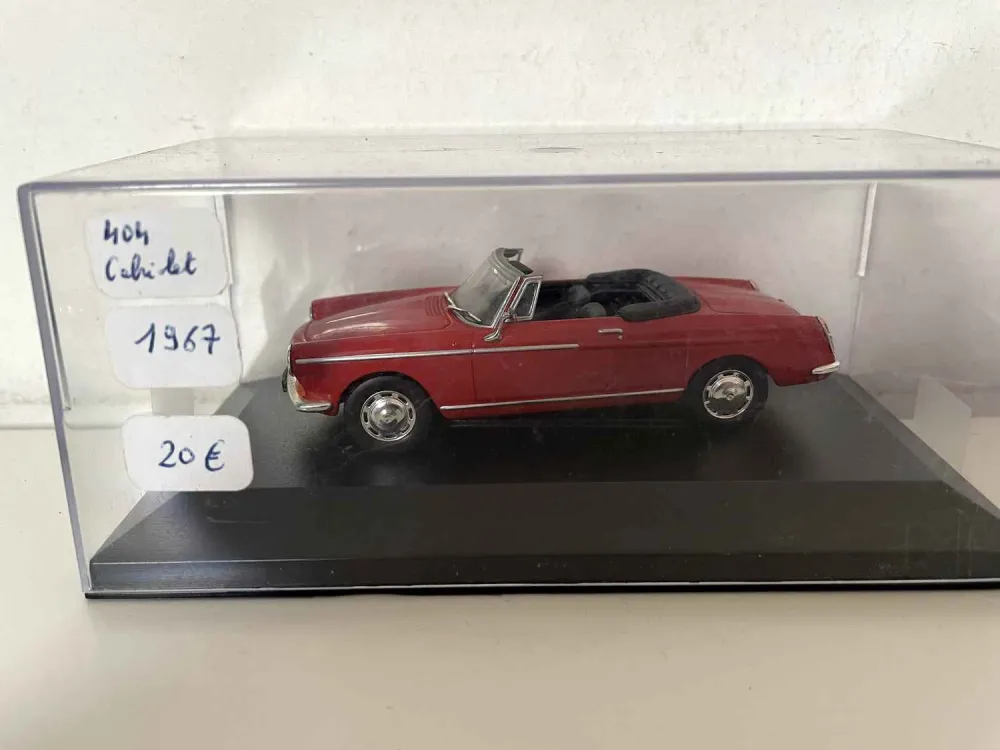 Peugeot 404 decappottabile rossa del 1967 (scatola plexiglas)
