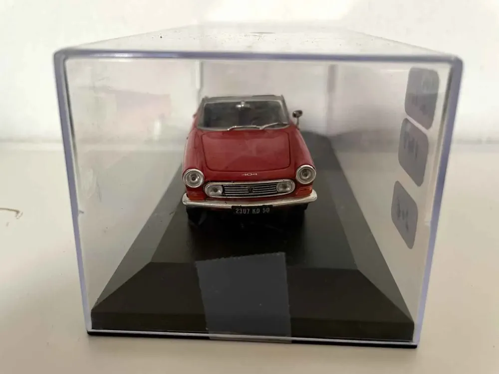 Peugeot 404 decappottabile rossa del 1967 (scatola plexiglas)