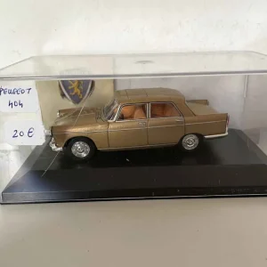 Peugeot 404 marrone del 1960 (Norev)