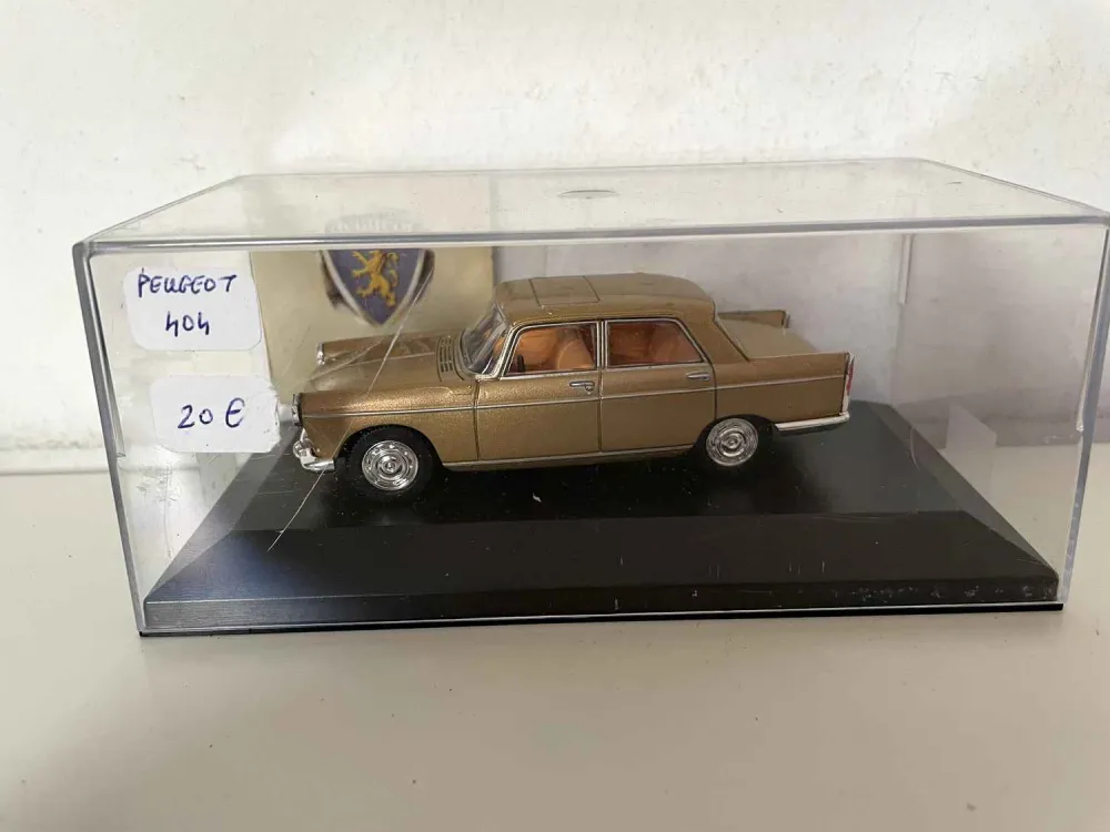 Peugeot 404 marrone del 1960 (Norev)