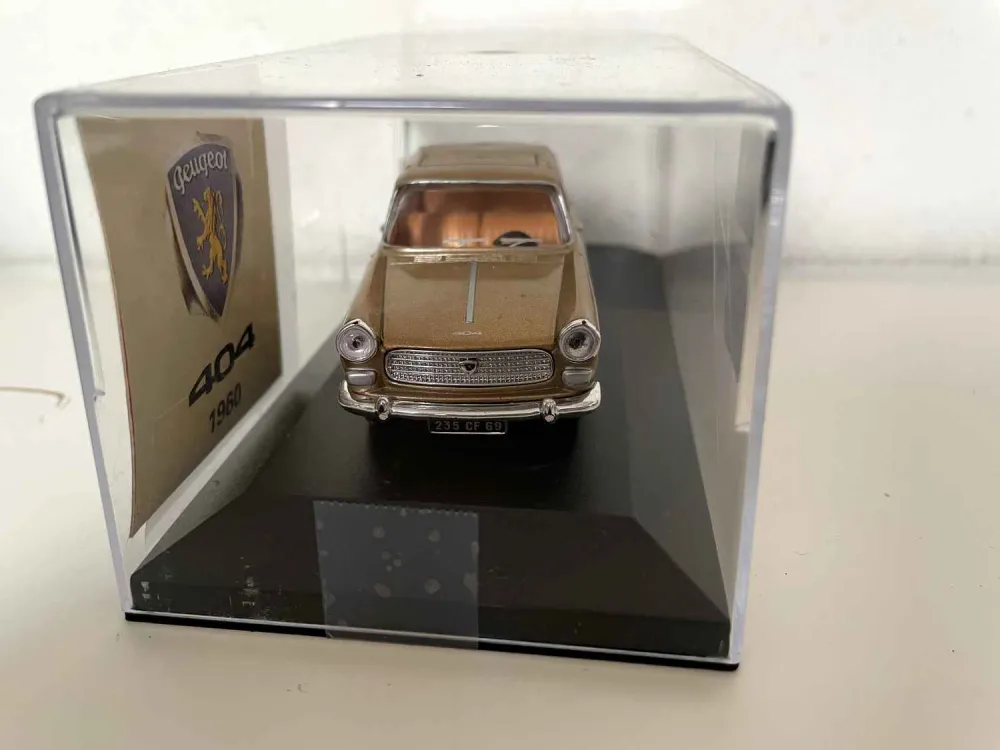 Peugeot 404 marrone del 1960 (Norev)