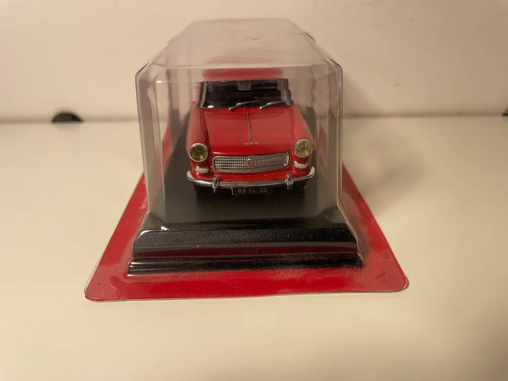 Peugeot 404 rossa del 1960 (blister) AUTO-PLUS