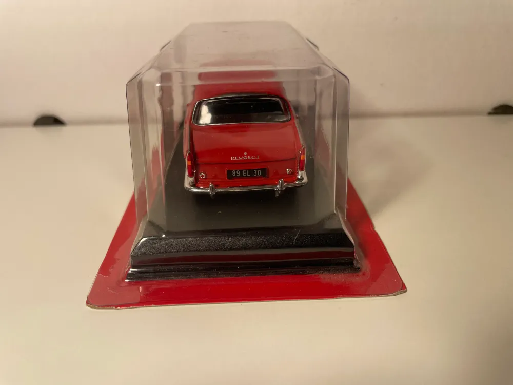 Peugeot 404 rossa del 1960 (blister) AUTO-PLUS