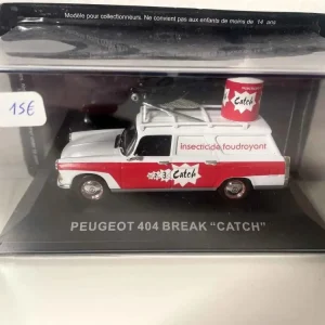 Peugeot 404 station wagon bianca e rossa con pubblicità CATCH