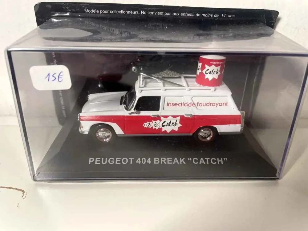 Peugeot 404 station wagon bianca e rossa con pubblicità CATCH