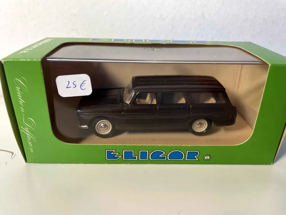 Peugeot 404 station wagon marrone scuro del 1964 (Eligor)