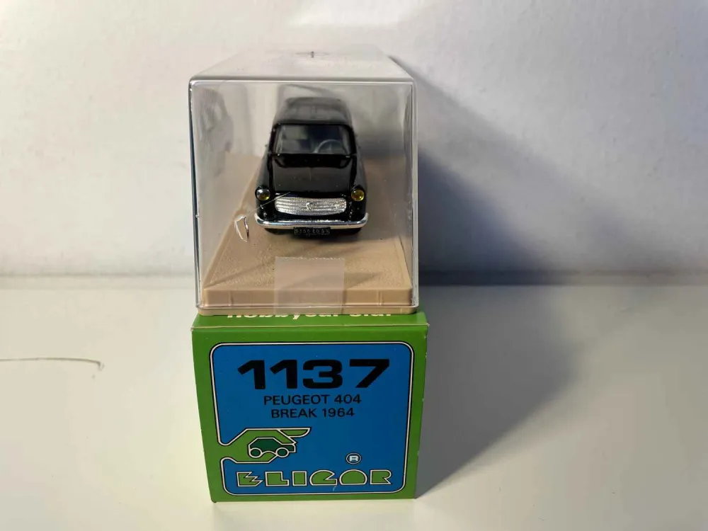Peugeot 404 station wagon nera del 1964 (Eligor)