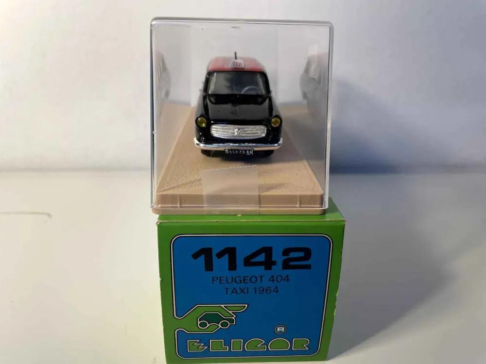 Peugeot 404 station wagon nera e rossa del 1964 TAXI (Eligor)