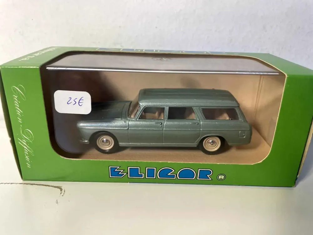 Peugeot 404 station wagon verde del 1964 (Eligor)