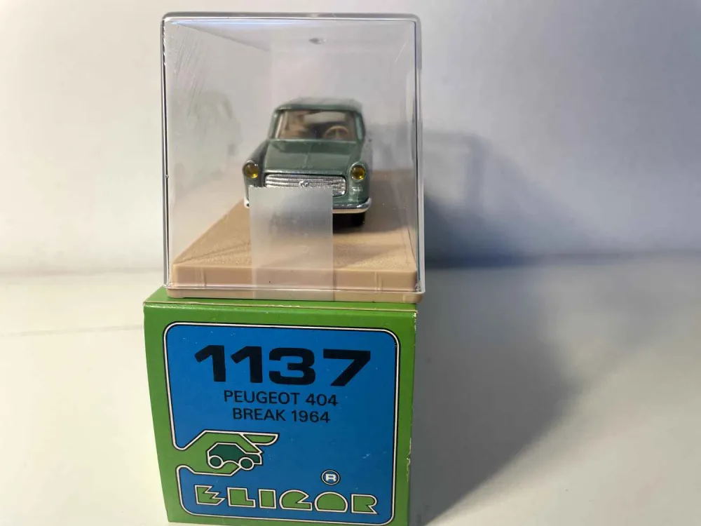 Peugeot 404 station wagon verde del 1964 (Eligor)