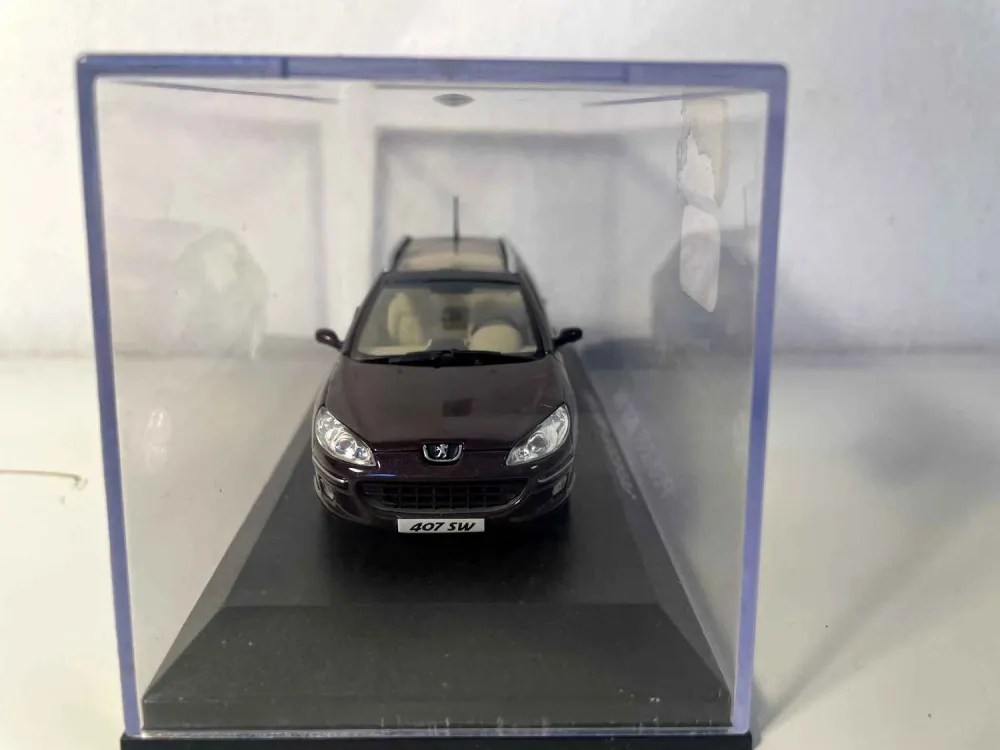 Peugeot 407 SW viola scuro? (Norev)