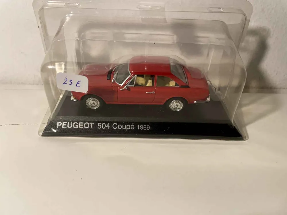 Peugeot 504 coupé rossa del 1969