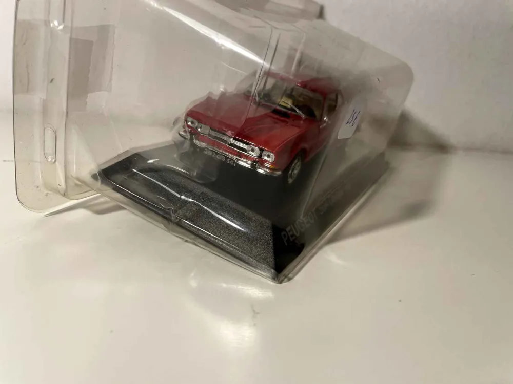 Peugeot 504 coupé rossa del 1969