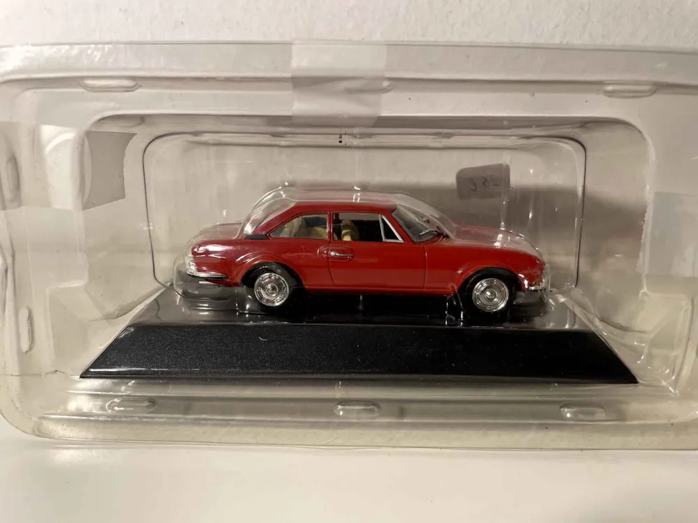Peugeot 504 coupé rossa del 1969