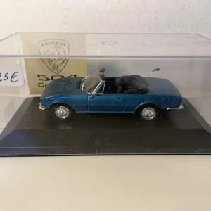 Peugeot 504 decappottabile blu del 1969 (Norev)