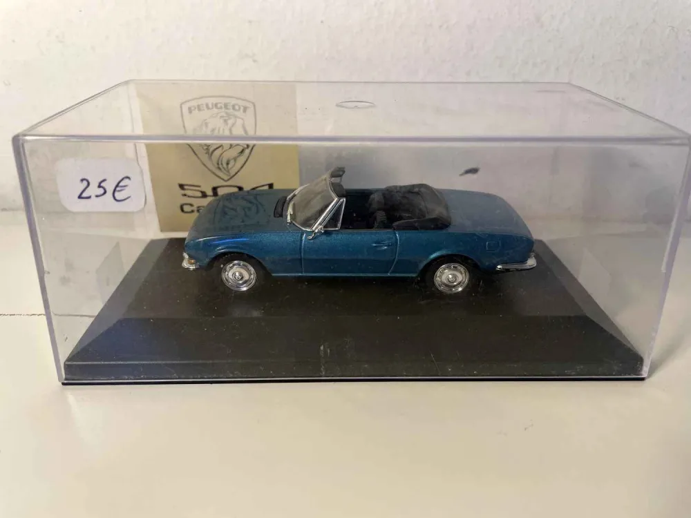 Peugeot 504 decappottabile blu del 1969 (Norev)