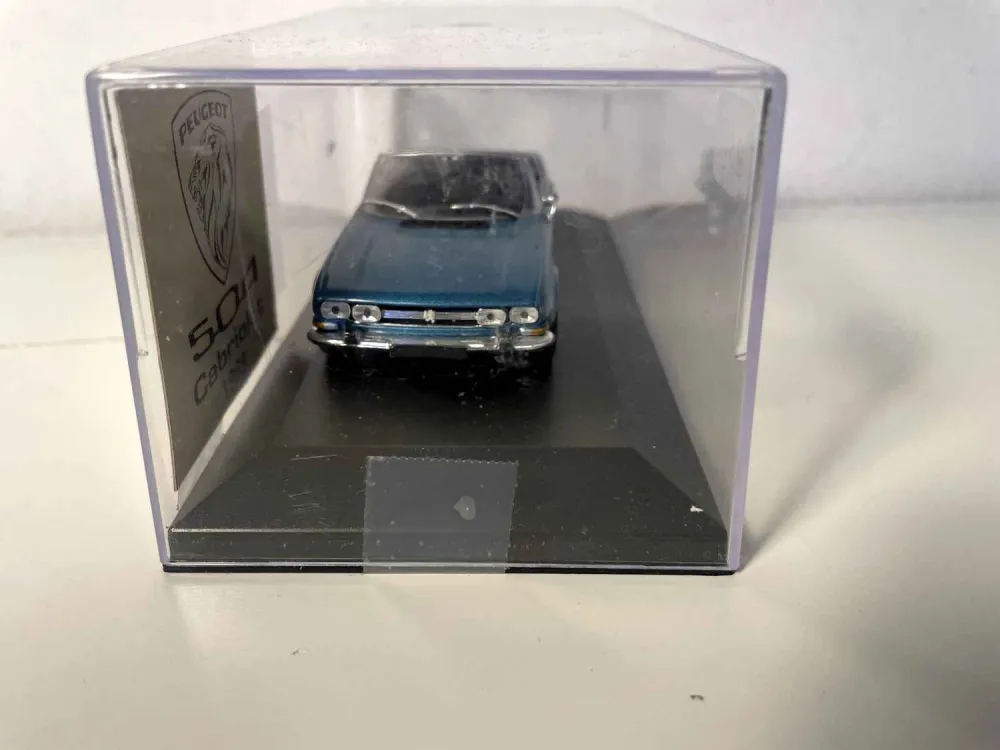Peugeot 504 decappottabile blu del 1969 (Norev)