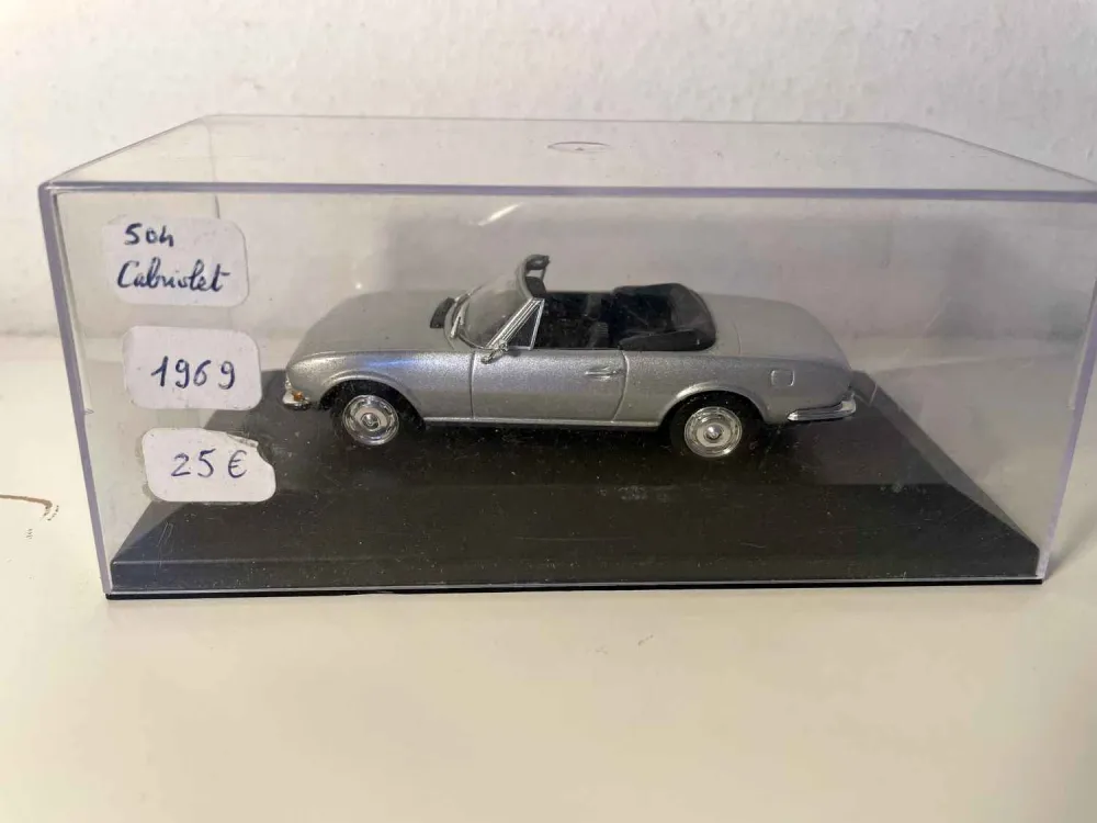 Peugeot 504 decappottabile grigia del 1969 (scatola plexiglas)