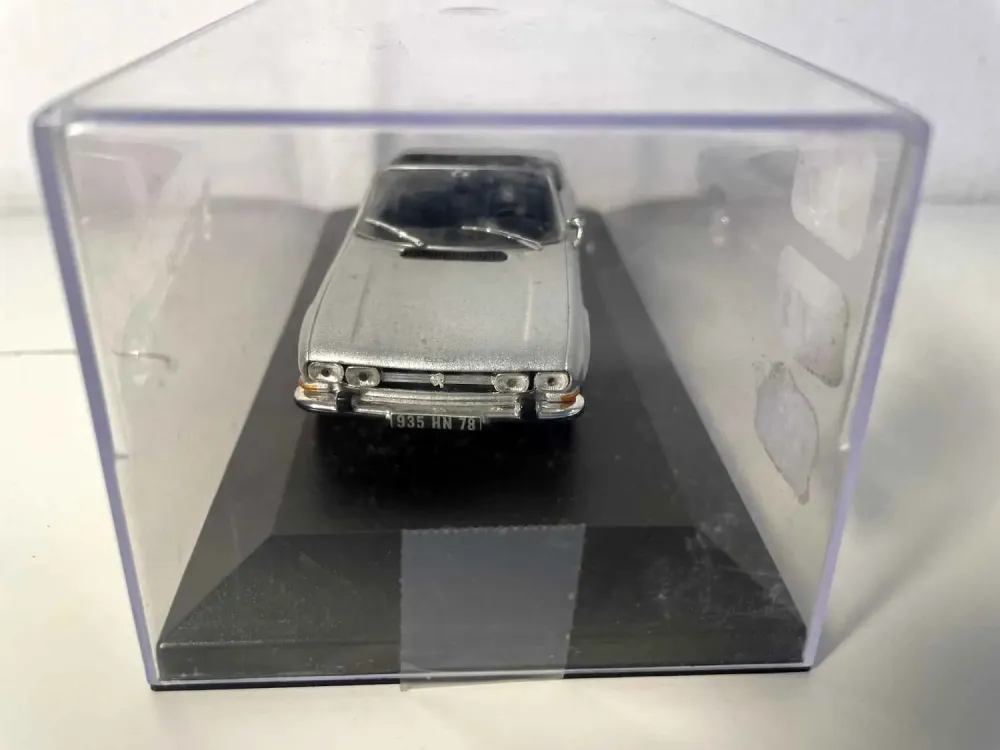 Peugeot 504 decappottabile grigia del 1969 (scatola plexiglas)