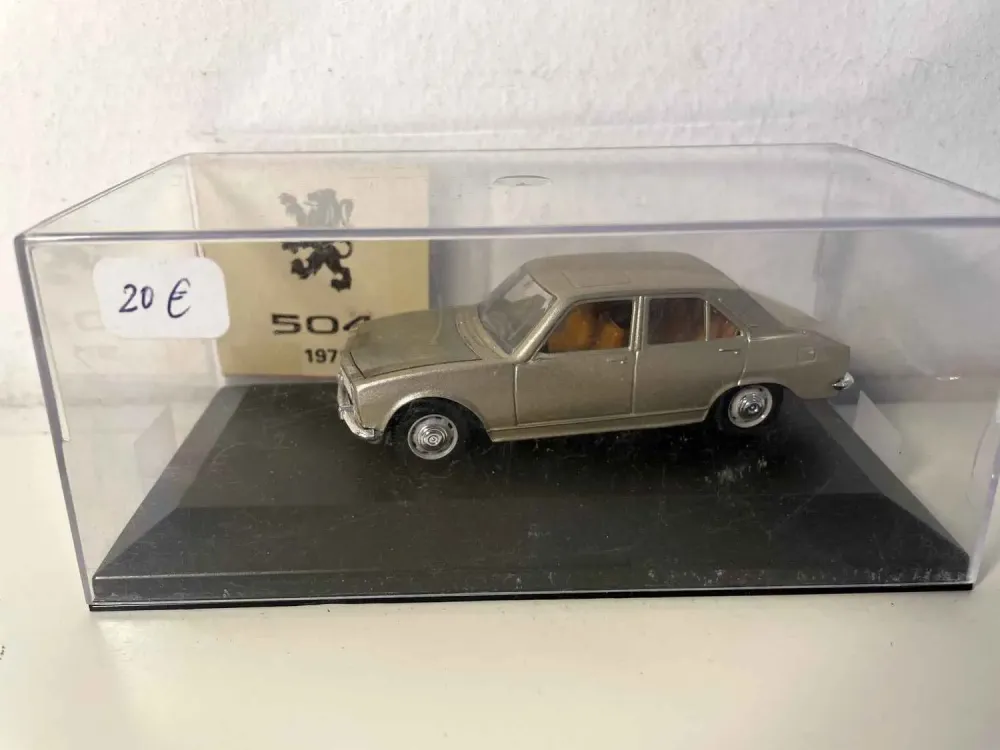 Peugeot 504 marrone del 1971 (scatola plexiglas)