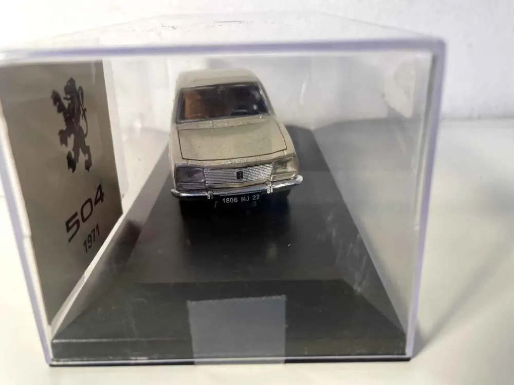 Peugeot 504 marrone del 1971 (scatola plexiglas)