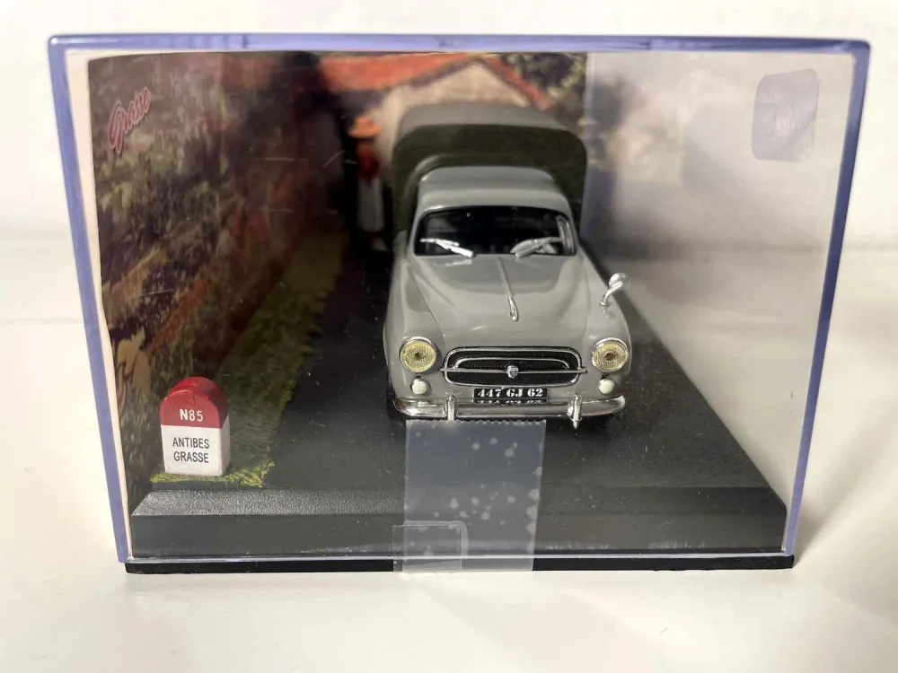 Pick-up con telone grigio Peugeot 403 - La Nationale 7 - percorso blu