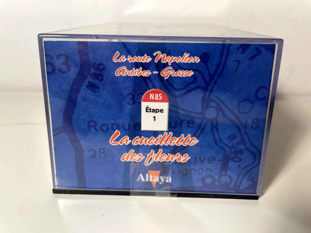 Pick-up con telone grigio Peugeot 403 - La Nationale 7 - percorso blu