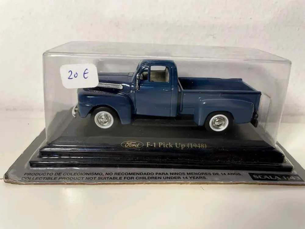 Pickup Ford F-1 blu del 1948 (auto americana)