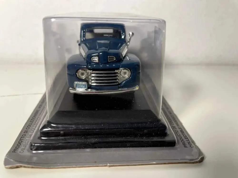 Pickup Ford F-1 blu del 1948 (auto americana)