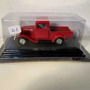 Pickup Ford rosso del 1934 (auto americana)
