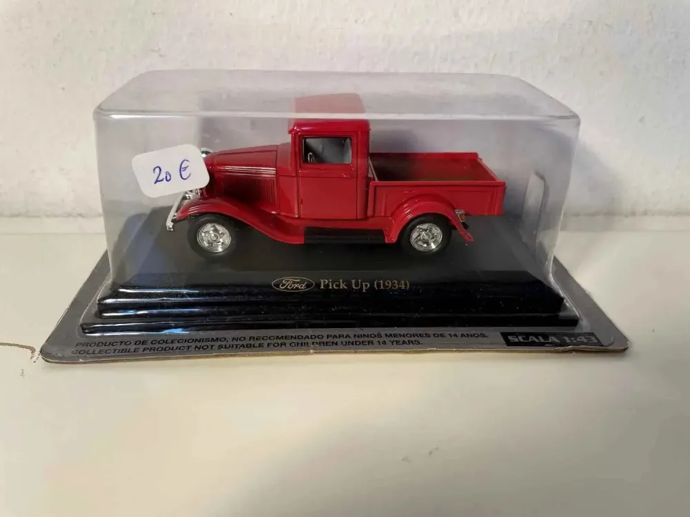 Pickup Ford rosso del 1934 (auto americana)