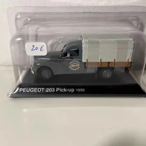 Pick-up Peugeot 203 grigio con telone del 1956 (con pubblicità di un'azienda di falegnameria sulla portiera)