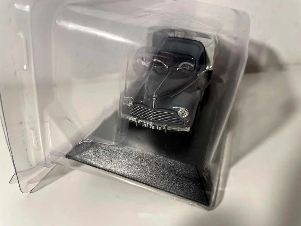 Pick-up Peugeot 203 grigio con telone del 1956 (con pubblicità di un'azienda di falegnameria sulla portiera)