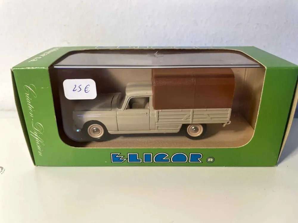 Pick-up Peugeot 404 con telone del 1964, beige e marrone