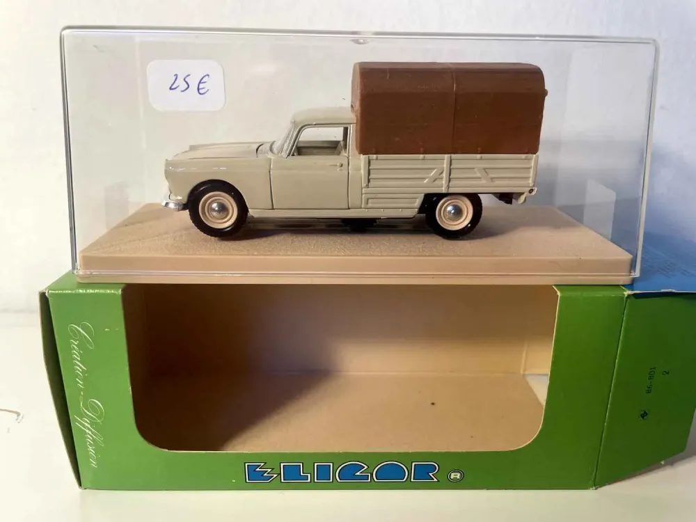 Pick-up Peugeot 404 con telone del 1964, beige e marrone
