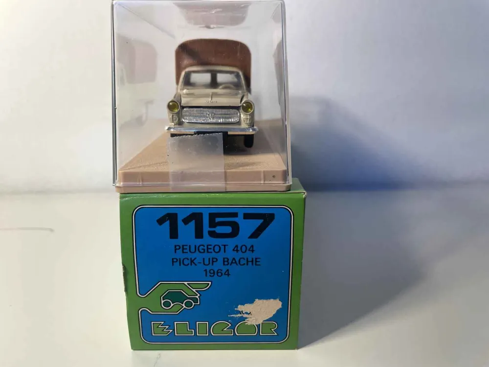 Pick-up Peugeot 404 con telone del 1964, beige e marrone