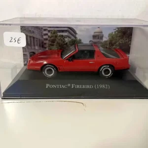Pontiac Firebird rossa del 1982 (auto americana)