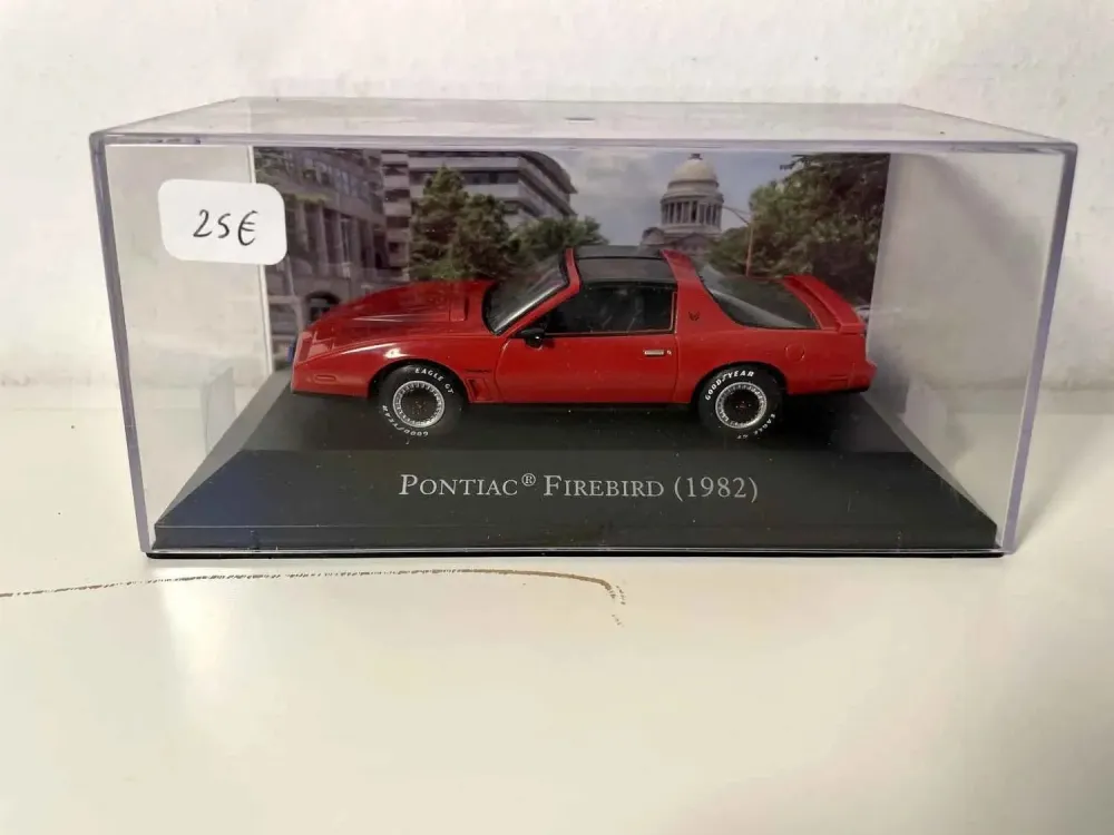 Pontiac Firebird rossa del 1982 (auto americana)