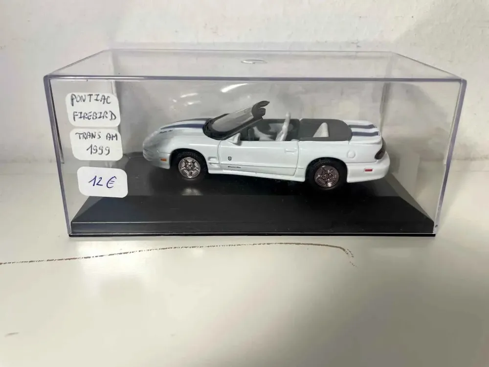 Pontiac Firebird Trans Am del 1999 bianca e blu (auto americana) - scatola plexiglas