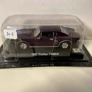 Pontiac Firebird viola scuro del 1967 (auto americana)