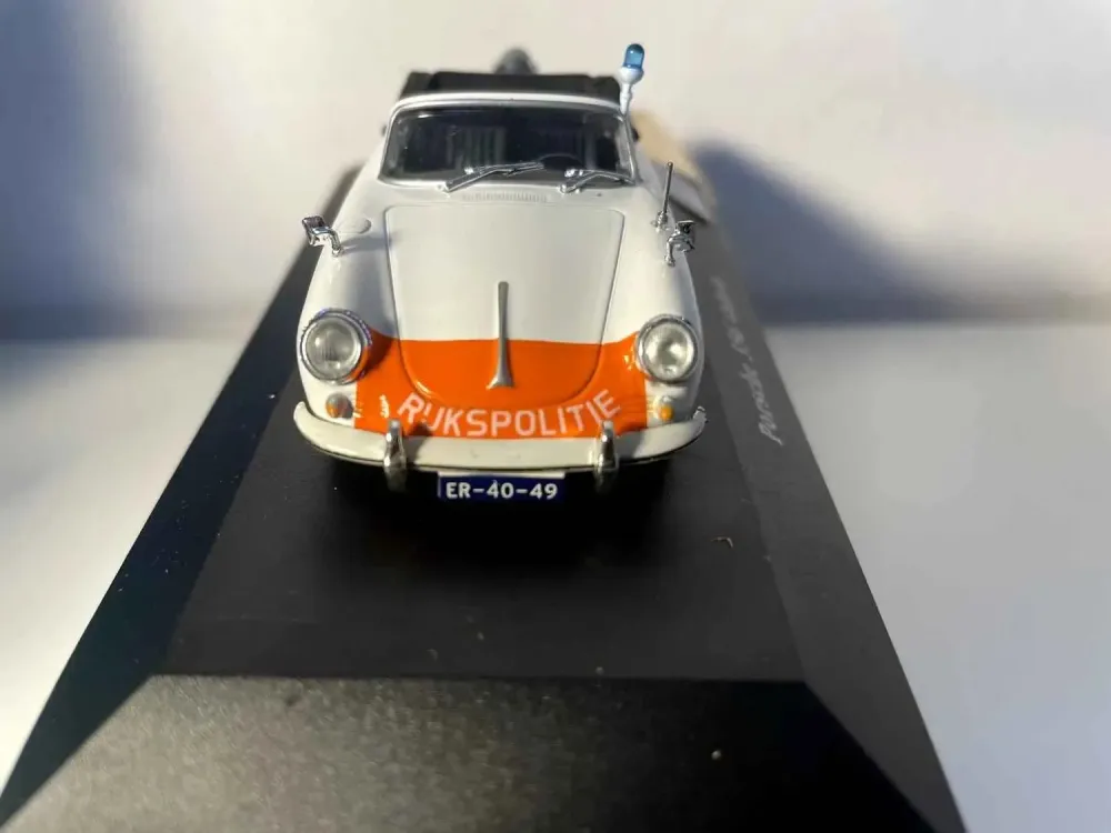 Porsche 356 decappottabile bianca e arancione POLIZIA olandese (Rijkspolitie)