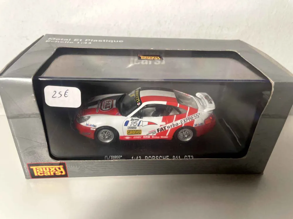 Porsche 911 GT3 bianca e rossa (Tauxycars)