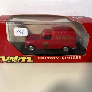 Renault 4F6 rossa con la pubblicità TOUT L'UNIVERS (Vérem)